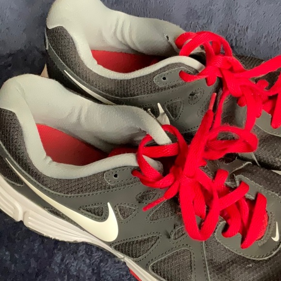 NIKE Men’s Revolution 2 Black/Red/White/Grey Running Shoe - US 10 - Picture 2 of 6